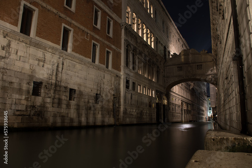 Fototapeta Naklejka Na Ścianę i Meble -  Long exposure night photography of the canal under the Bridge of Sighs in the city of Venice