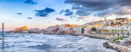 Εκτύπωση καμβά Marvelous  view of historic center and promenade of the city of Vieste at sunset