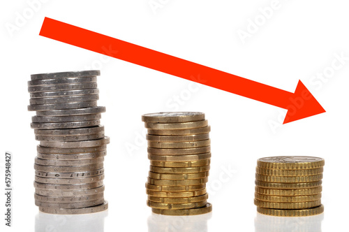 Concept de pertes financières avec des piles de pièces de monnaie et une flèche rouge sur fond blanc