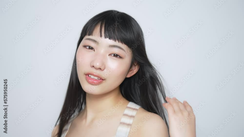 黒髪を風になびかせる女性 ヘアケアイメージ スローモーション 黒髪を風になびかせる女性 ヘアケアイメージ スローモーション