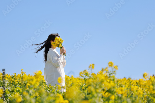 菜の花畑と女性