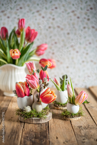 Osterdeko mit frischen Blumen, Tulpen zu Ostern