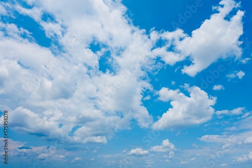 爽やかな青空と雲 空の背景素材 © Matsudondon