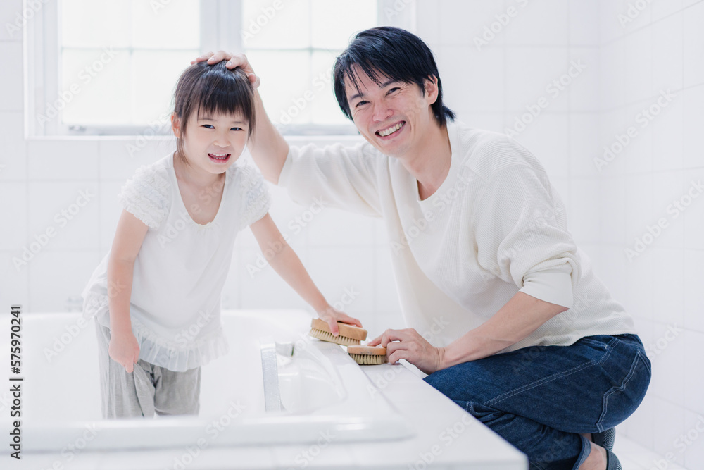 パパと一緒にお風呂掃除をする小さな女の子 パパと一緒にお風呂掃除をする小さな女の子