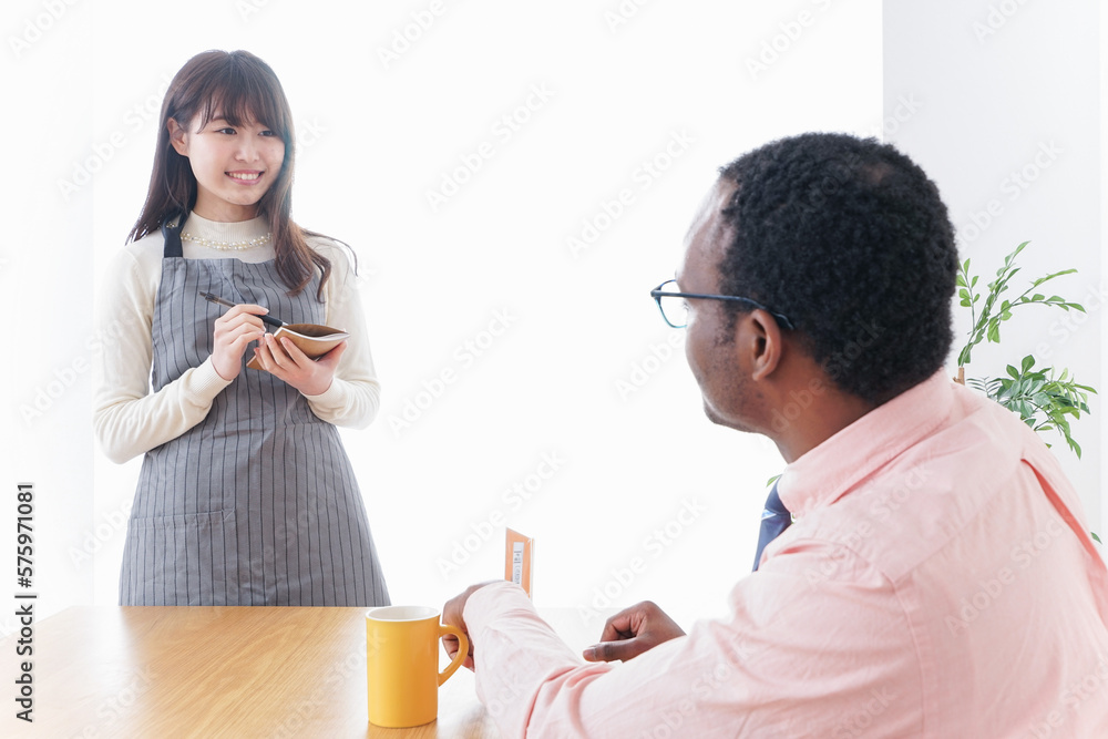 外国人に接客をするカフェスタッフ 外国人に接客をするカフェスタッフ