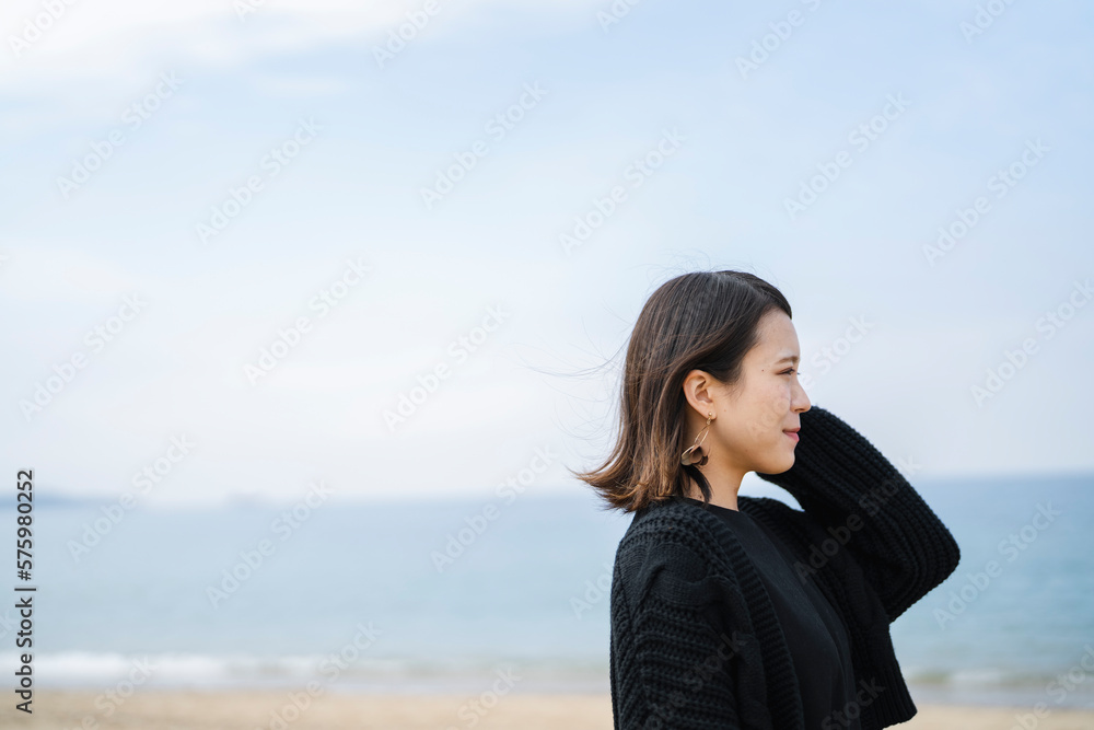 海を散策するワンピースの女性 海を散策するワンピースの女性
