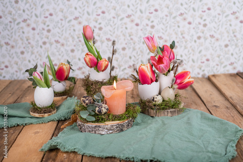 Osterdeko mit frischen Blumen, Tulpen zu Ostern