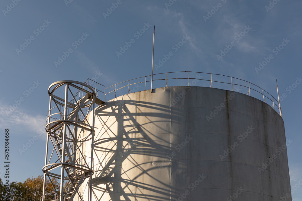 Tank the vertical steel. Capacities for storage of oil products.