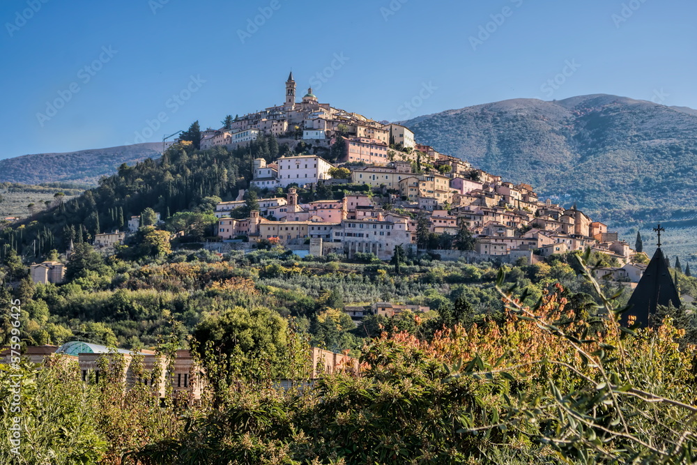 trevi, italien - 27.10.2021 - panorama der altstadt