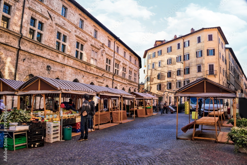 perugia, italien - piazza ciacomo matteotti mit markt