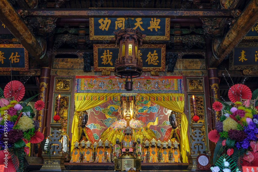 Obraz premium Statue of the Chinese Goddess Mazu in the Grand Mazu Temple in Tainan, Taiwan.
