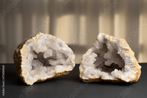 Cuadro en lienzo Quartz geodes on a table