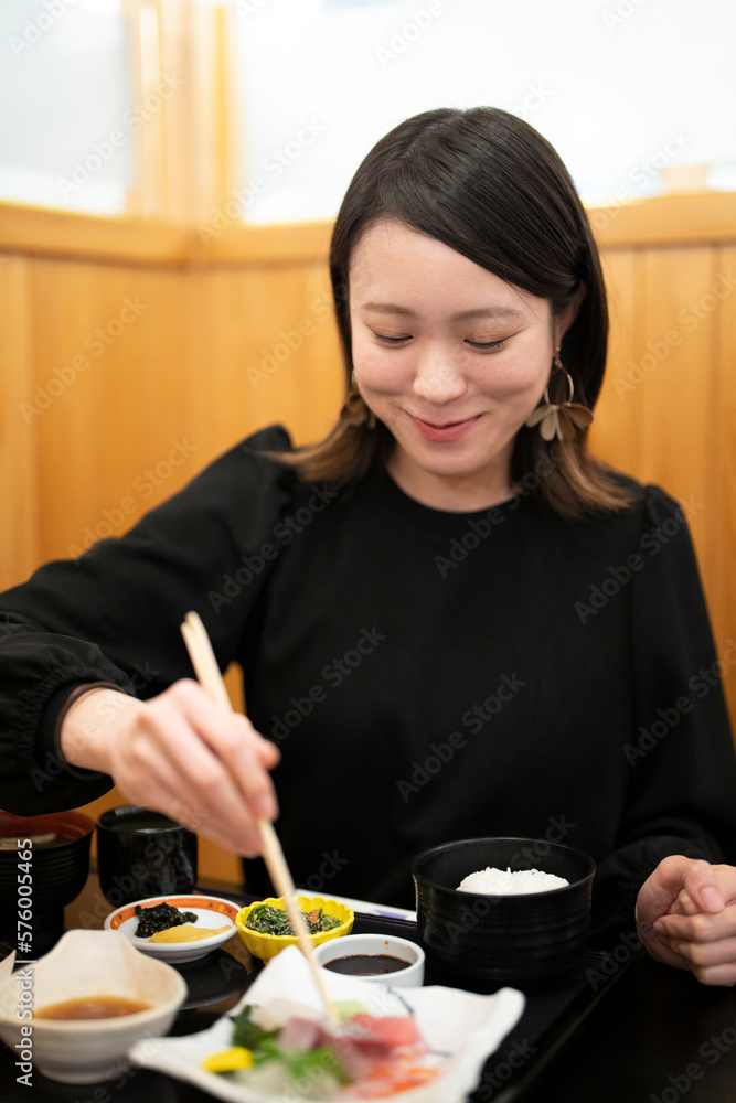 食事をする女性 食事をする女性