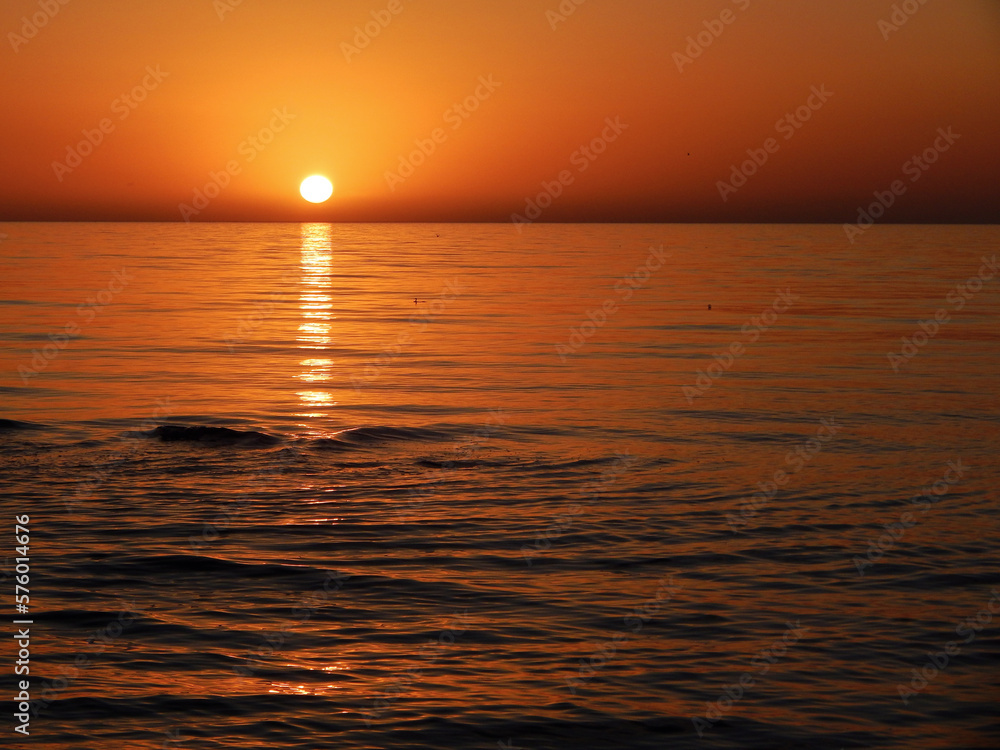 Obraz premium Sunset over the sea.