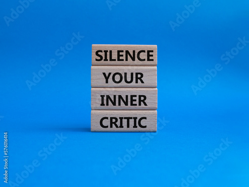 Foto Silence your inner critic symbol