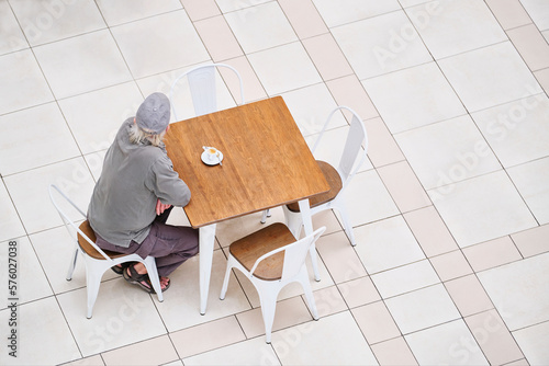 Konstfotografi Señor tomando café solo en una cafetería