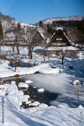 Village de Shirakawa-go, dans la préfecture de Gifu. Le village historique est inscrit au patrimoine mondial de l'humanité photo