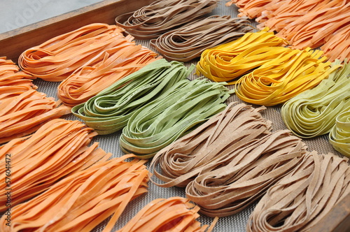 фотографія Talharim coloridos de vários sabores - Massa seca - produção de massa