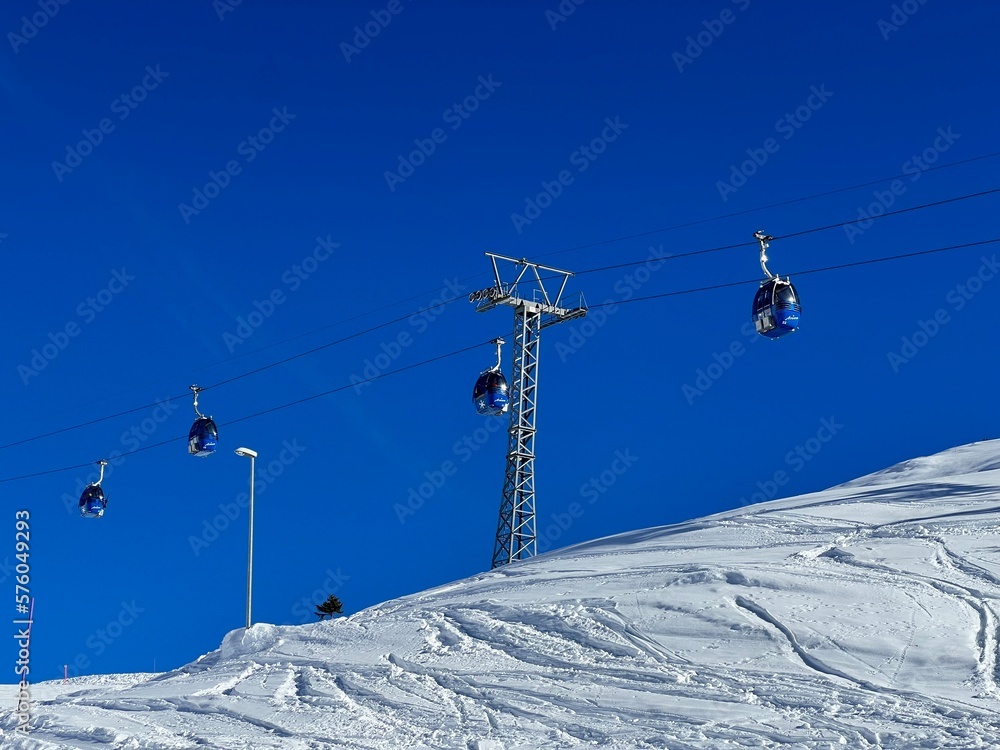4pers. Gondola lift (monocable circulating ropeway) or 4er Gondelbahn (Ein-Seil-Umlaufbahn) Innerarosa-Tschuggen (Kulm) over the winter tourist resort of Arosa - Canton of Grisons, Switzerland