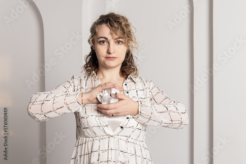 Canvas-taulu Woman crumpled the paper. Internal stress or resentment