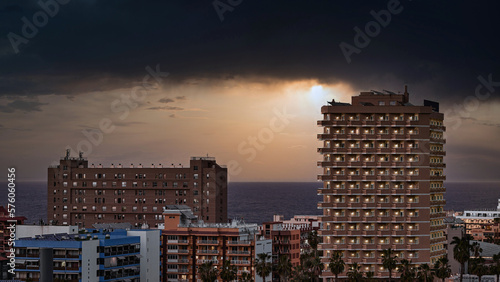 Ciudad de Puerto de la Cruz en Tenerife con cielo nuboso y tormenta
