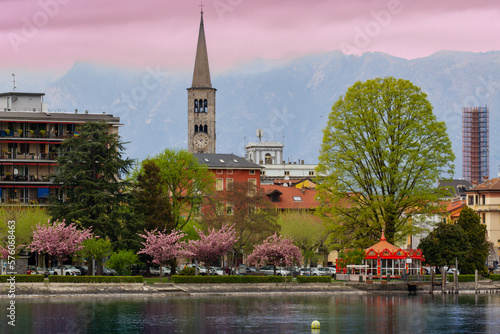 Das verträumte Städtchen Omegna in Italien im Frühling in kitschigen Farben. 