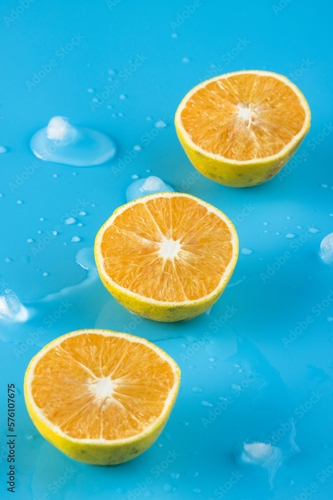 Naranja cortada sin pepa vertical fondo azul Naranja cortada sin pepa vertical fondo azul
