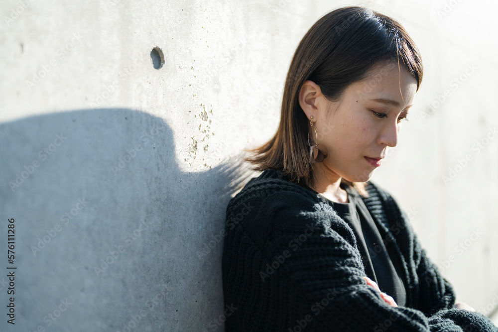 黒いワンピースを着たクールな女性 黒いワンピースを着たクールな女性