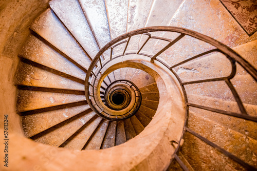 Escalier à puits central hélicoïdal dans le Vieux Lyon