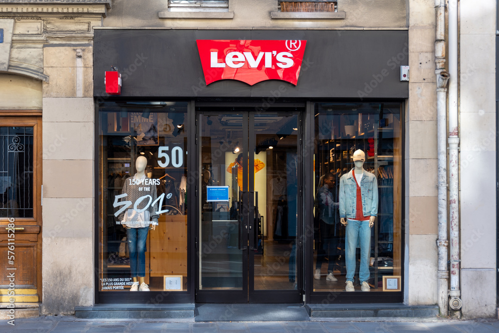 Paris, France - 27 février 2023: Vue extérieure d'une boutique Levi's,  marque de vêtements américaine connue mondialement pour ses blue jeans  Photos | Adobe Stock