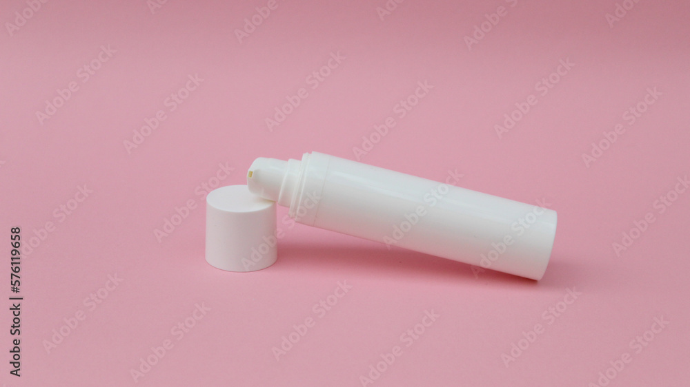 Envase de plastico para crema color blanco. Envase de plastico para crema color blanco.