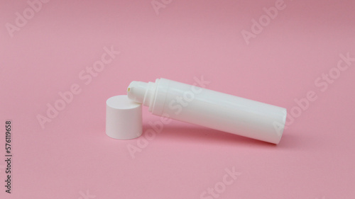 Envase de plastico para crema color blanco. photo