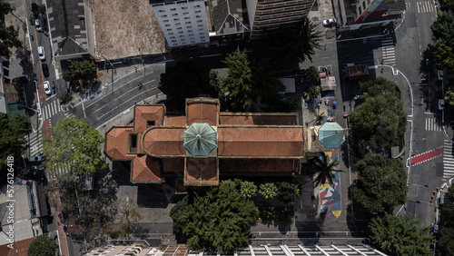 Vista aérea da Igreja de Santa Cecília, região central de São Paulo, que tem um formato de cruz.