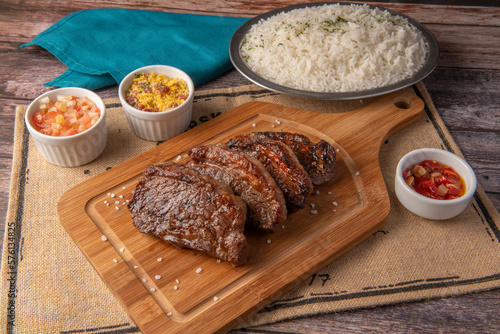 PIcanha grelhada fatiada, arroz branco, vinagrete, farofa e pimenta vermelha photo