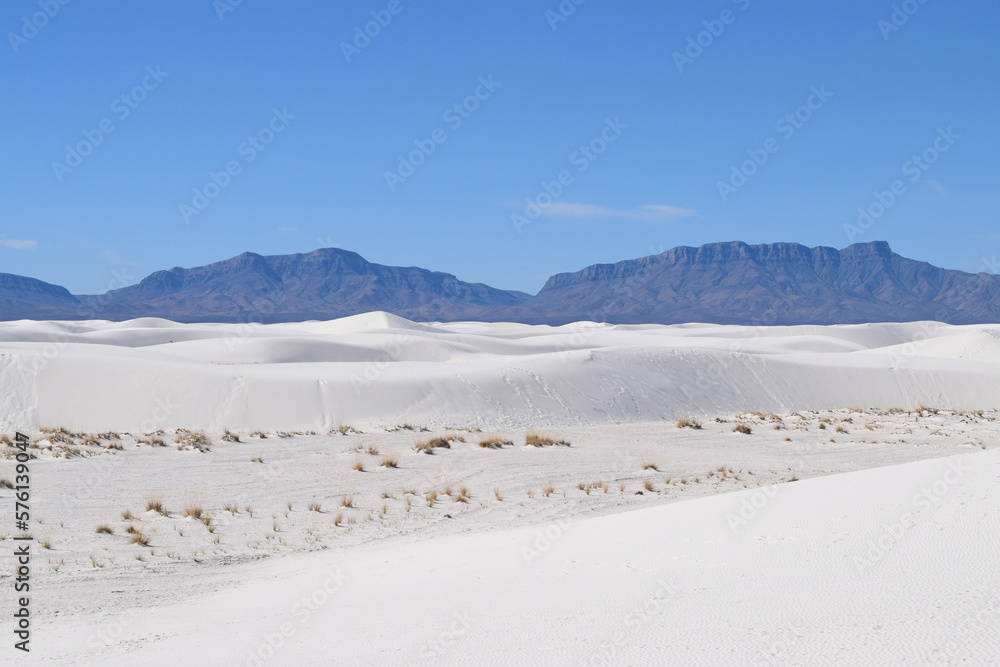 scenic landscape of white sand and mountain ridges in New Mexico