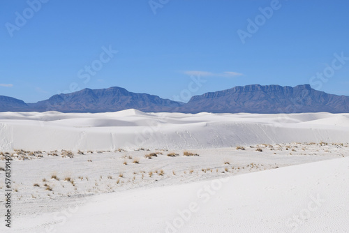 scenic landscape of white sand and mountain ridges in New Mexico