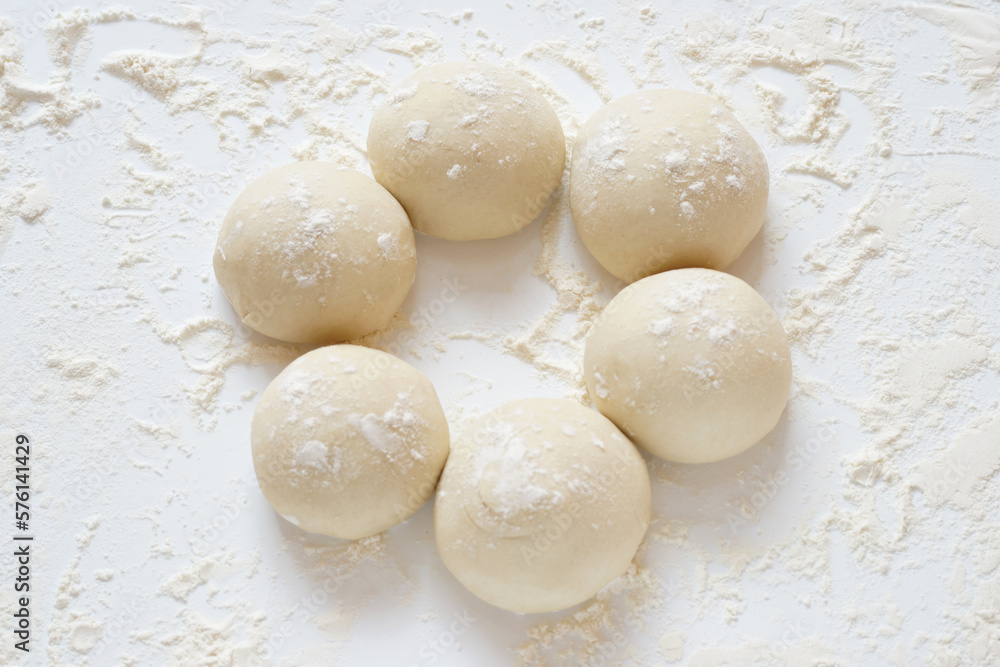 Φωτογραφία Preparazione palline con impasto di farina per la vera pizza italiana