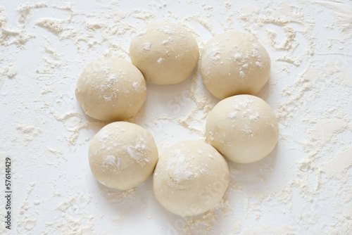 Fotografie Preparazione palline con impasto di farina per la vera pizza italiana
