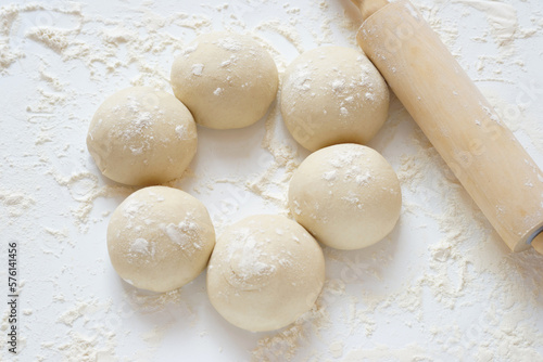Fotografia Preparazione palline con impasto di farina per la vera pizza italiana