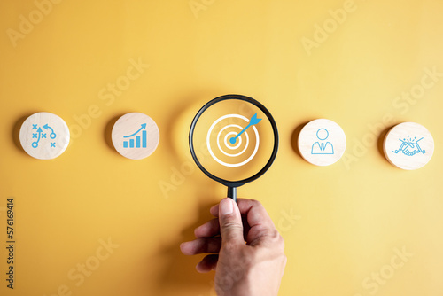 Foto Magnifier glass focus to target icon which for planning development leadership and customer target group concept