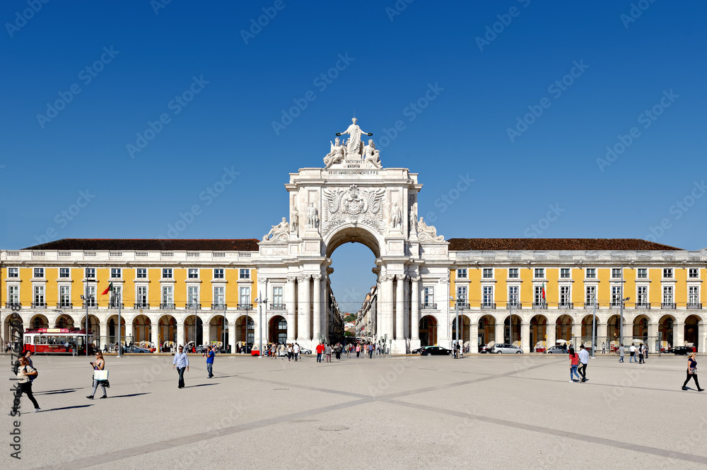 Obraz premium Triumphal arch at Rua Augusta from Commerce Square in Lisbon, Portugal, built to commemorate the city's reconstruction after the 1755 earthquake.