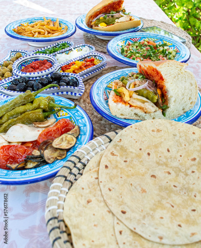 Plat typique tunisien Kafteji, plat de gastronomie tunisienne à base d'oeufs , de thon rouge, poivron, harissa , huile d'olive et d'autres legumes, Tunisian sandwich
