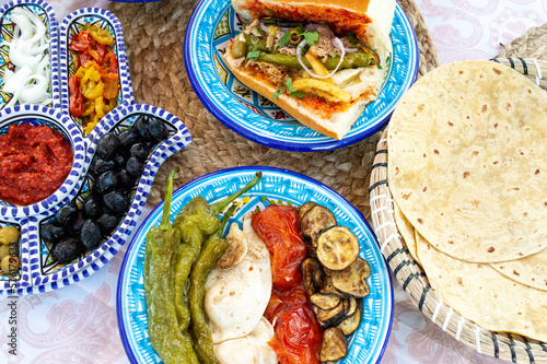 Plat typique tunisien Kafteji, plat de gastronomie tunisienne à base d'oeufs , de thon rouge, poivron, harissa , huile d'olive et d'autres legumes, Tunisian sandwich
