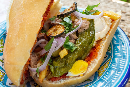 Plat typique tunisien Kafteji, plat de gastronomie tunisienne à base d'oeufs , de thon rouge, poivron, harissa , huile d'olive et d'autres legumes, Tunisian sandwich
