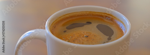 Kawa - kubek wypełniony poranną kawą.