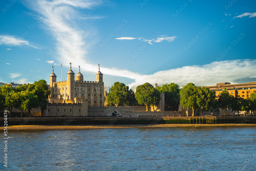Obraz na płótnie tower of london by river thames in london, england, UK w salonie