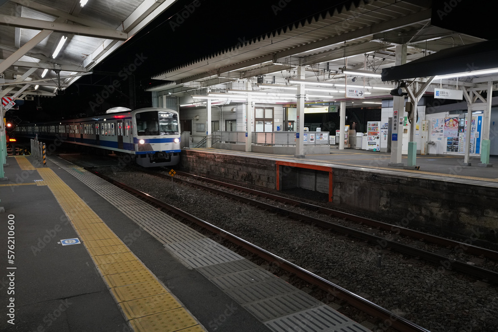夜の新小金井駅