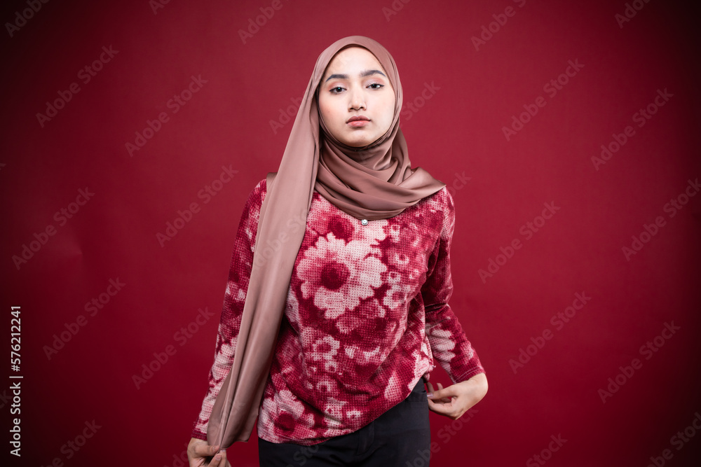 Naklejka premium Portrait of hijab girl smiling. Pretty muslim girl. Beautiful asian muslimah woman model posing on background studio.