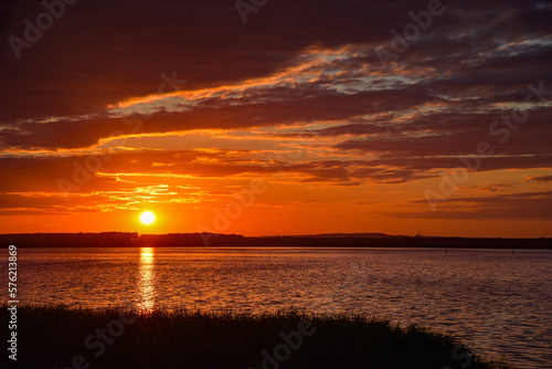 Sonnenuntergang am Bodden auf der Insel R  gen