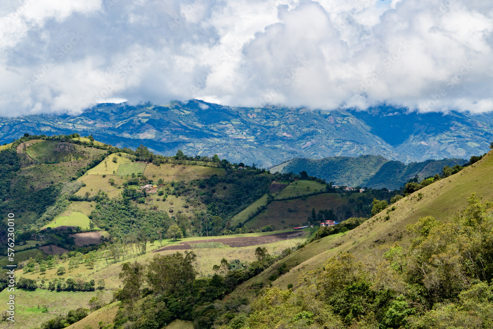 Fototapeta premium Explorando las cumbres de la cordillera andina en Colombia
